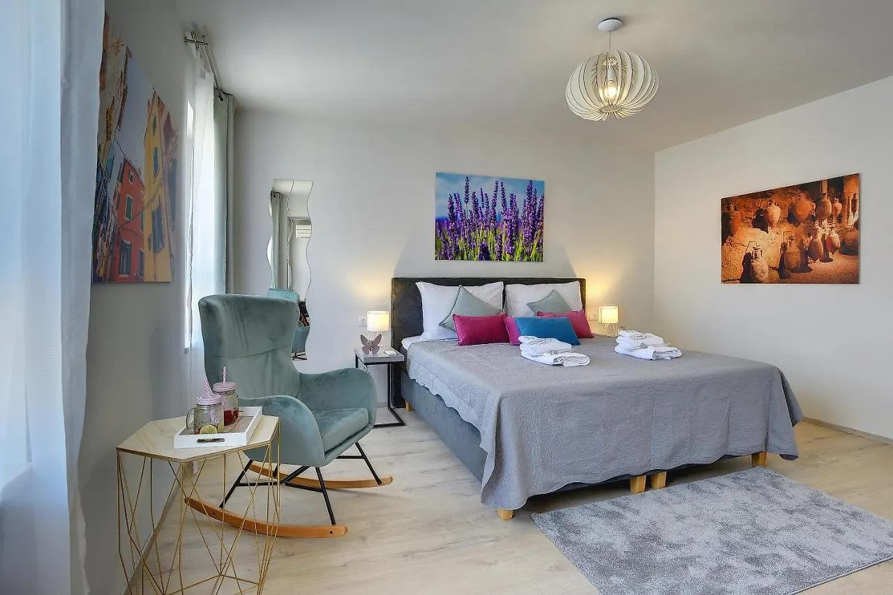 D&A Amphitheatre Apartments With Free Parking contacts