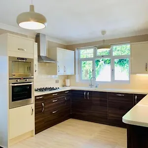 Modern 2 Bedroom Bungalow With Free Parking Apartment Doncaster